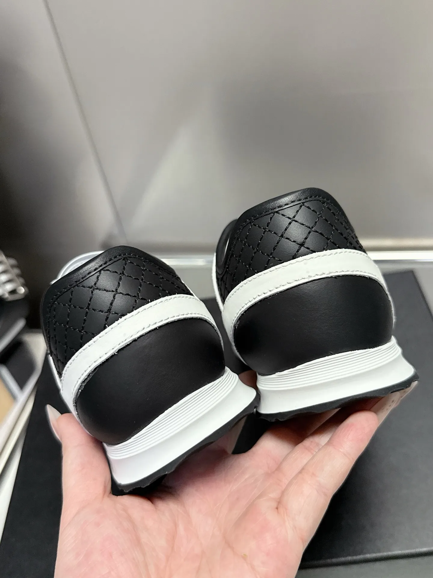 👟👟Ex-factory price 500👟👟 (size 35-40) Chanel 25p panda sneakers! It’s really out of the spotlight recently, and there’s a reason why it’s so popular! The upper is made of first-layer calfskin, with a sheepskin lining, which is breathable and comfortable. It has a full whitening effect and can easily show off your slender legs when paired with any style of clothes. Whoever wears it will look better~ The comfort level is simply amazing. Beauty and comfort coexist, and they are extremely versatile. Wearing it can easily walk ten or twenty thousand steps without any pressure, and it feels light and breathable. The classic black and white color scheme is really the best for spring and summer wear! No matter what kind of clothes you wear in daily life, you can never go wrong. You can mix and match them beautifully and look very delicate and stylish. People with wide feet don’t have to worry about making their feet look fat. Wearing it will make your feet look better. I really love this pair of shoes. Come and get a pair to make your steps more comfortable and fashionable!